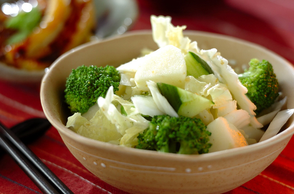 器に盛られたりんごと白菜のサラダ