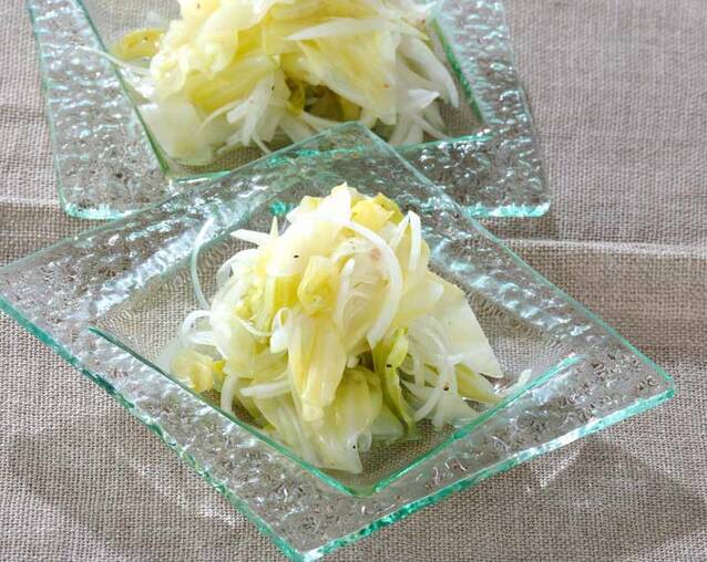 ガラスの器に盛られたキャベツのビネガー漬け