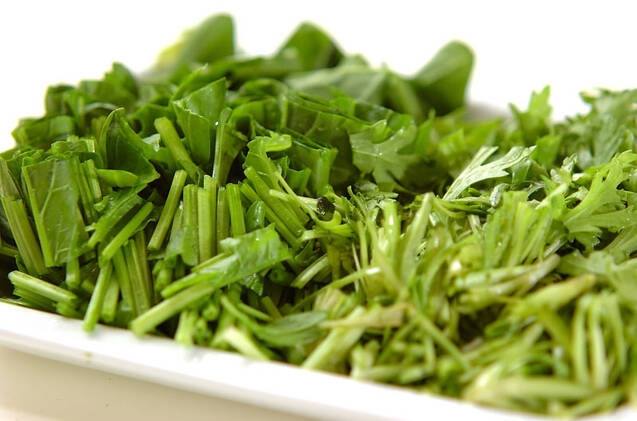 ホウレン草と菊菜のみそ汁の作り方の手順1