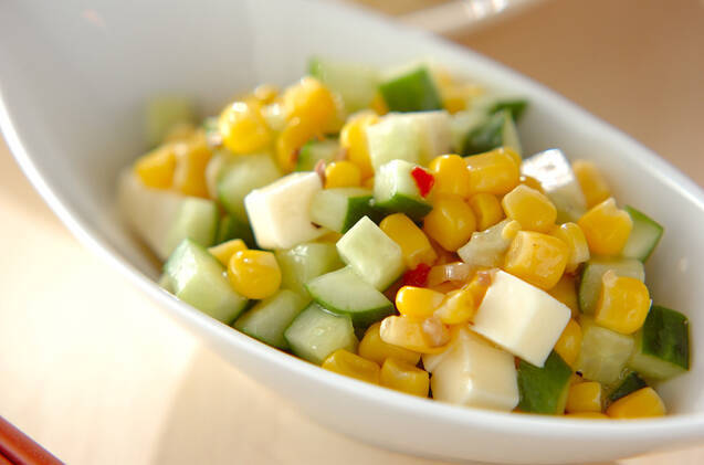 白い器に盛られたコーンとチーズのイタリアンサラダ