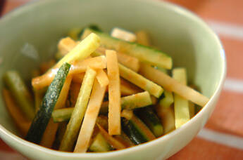 キュウリと大根のゴマ酢和え