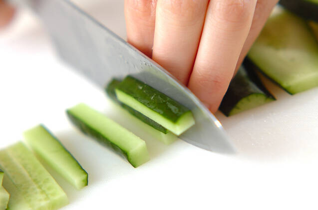 キュウリと大根のゴマ酢和えの作り方の手順1