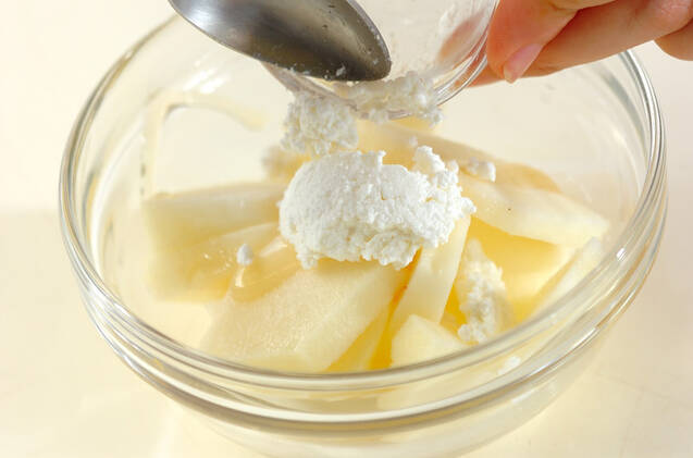 リンゴのハニーチーズ和えの作り方の手順1