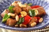 豚肉ナッツ豆板醤炒め
