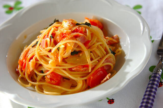 ベーコン入りのフレッシュトマトのパスタが盛られた白い器