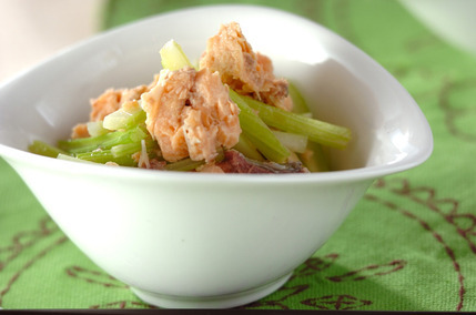 鮭缶とセロリの酢の物