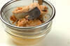 鮭缶とセロリの酢の物の作り方の手順1