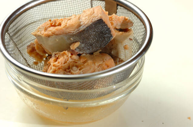 鮭缶とセロリの酢の物の作り方の手順1