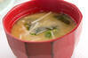 エノキと玉ネギのみそ汁の作り方の手順