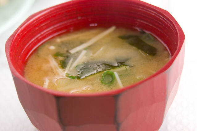 エノキと玉ネギのみそ汁