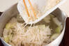 エノキと玉ネギのみそ汁の作り方の手順4