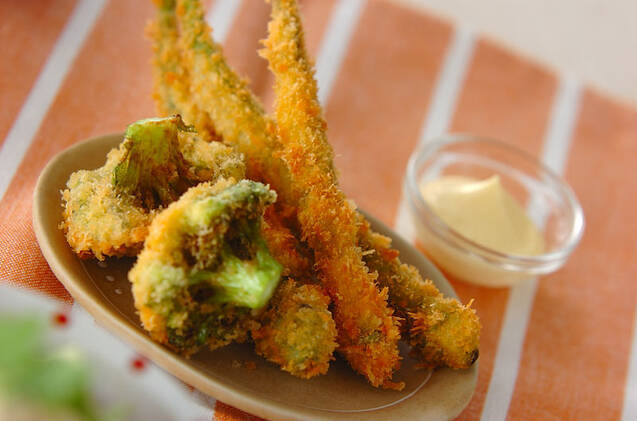 マヨネーズが添えられたオクラのフライ