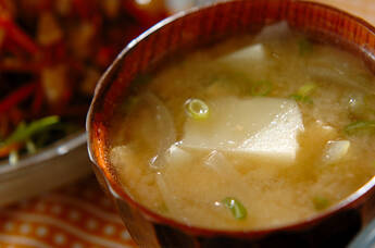 ジャガイモと玉ネギのみそ汁