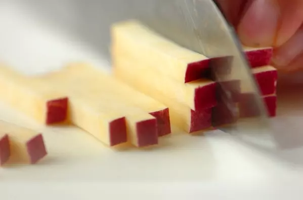 甘辛味でやみつきピーマンとサツマイモのきんぴらの下準備2