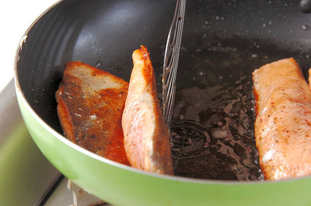 オレンジソースでさっぱり！魚のムニエルの作り方の手順3