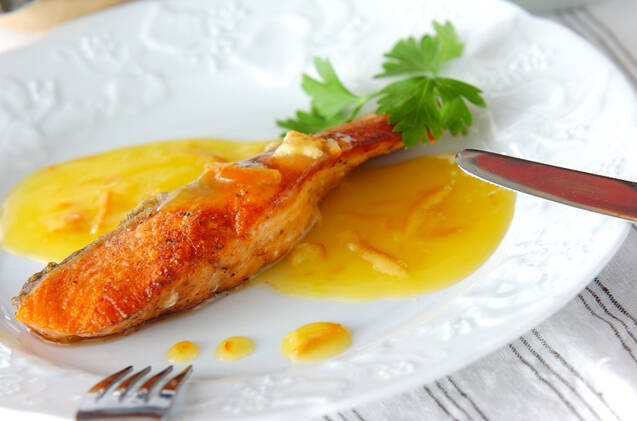 白い皿に盛り付けたオレンジ香る鮭のムニエル