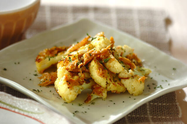 四角い器に盛り付けたカリフラワーとツナのカレー炒め