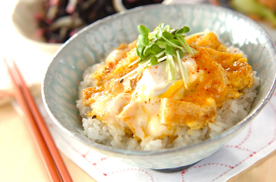 お揚げの卵とじ丼 レシピ 作り方 E レシピ 料理のプロが作る簡単レシピ