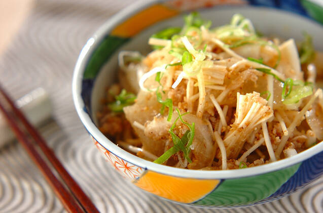 和風の柄の椀に盛り付けられた冬瓜とえのきのごま和え