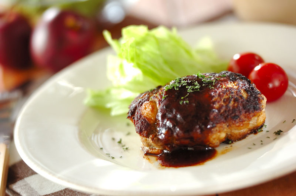 白い皿に盛り付けたお麩ハンバーグ