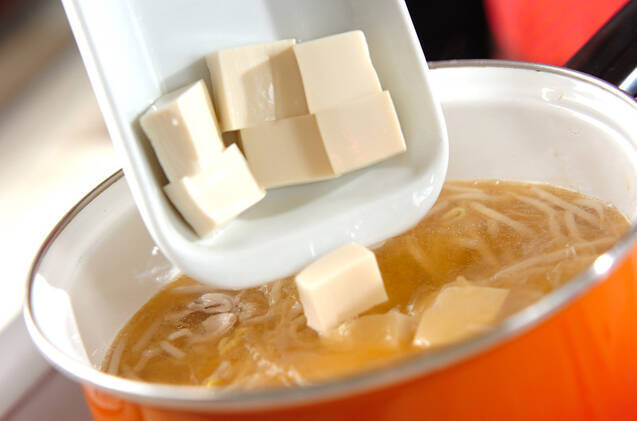 モヤシと豚肉のみそ汁の作り方の手順4