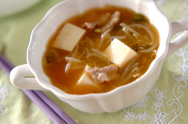 白い器に盛り付けられた、モヤシと豚肉のみそ汁