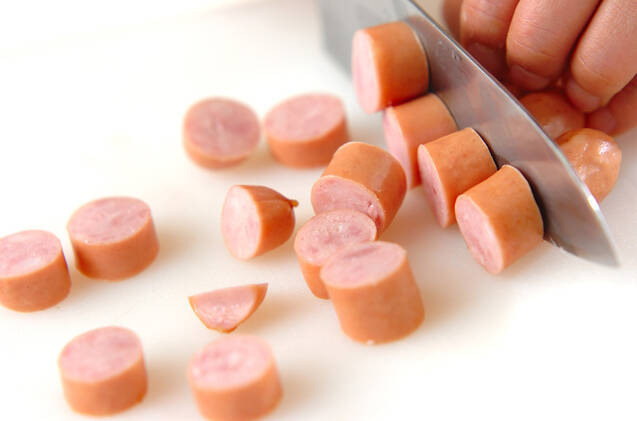 ソーセージとコーンのミルクスープの作り方の手順1