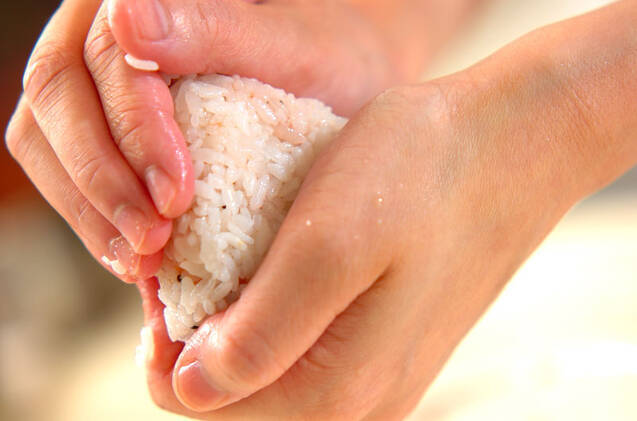 梅ご飯でおにぎりの作り方の手順5