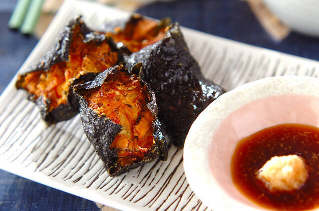 黒いライン入りの白い角皿に盛り付けた、がんもの海苔包み