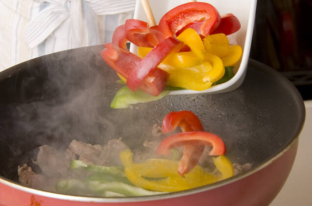 3色ピーマンチャンプルーの作り方の手順2