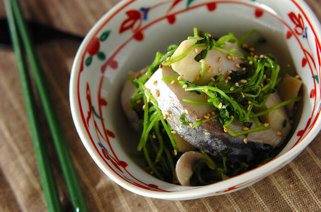 赤い花模様の器に盛り付けたしめ鯖と豆苗のナムル