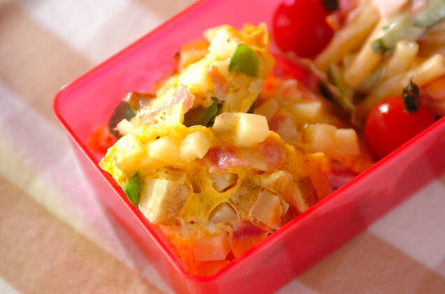 赤いお弁当容器に入れたスパニッシュオムレツ