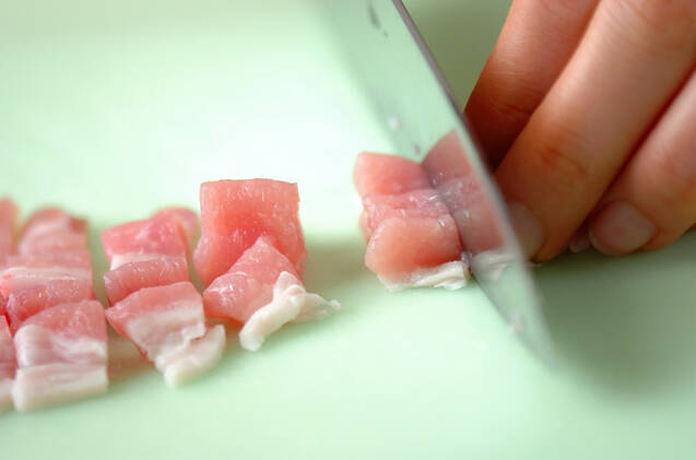 豚肉と白菜のみそ汁の作り方の手順1