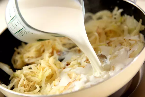 卵とソーセージのとろーりポテトグラタンの作り方1