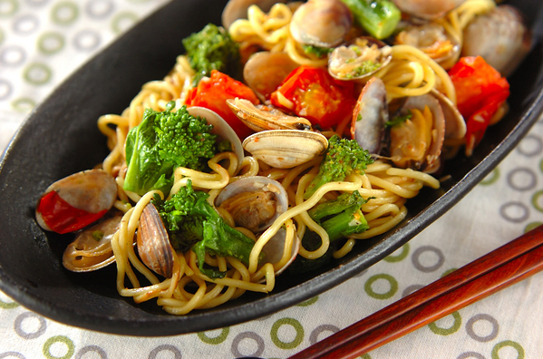 黒い皿に盛られた、あさりの塩焼きそば