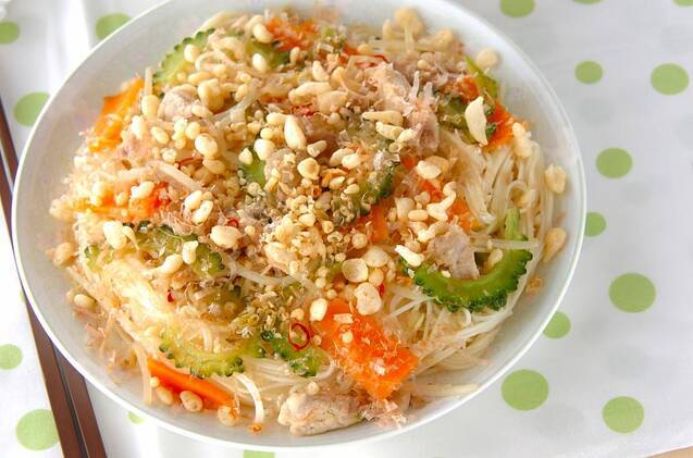 お皿に盛られたゴーヤの素麺チャンプルー