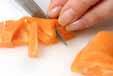 ニンジンのゴマ炒めの下準備1