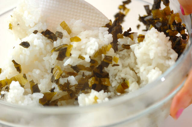 野沢菜のおにぎりの作り方の手順2