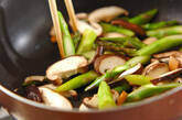 アスパラとシイタケのおかか炒めの作り方2