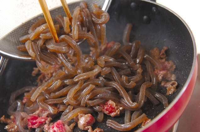 牛肉と突きコンの炒め煮の作り方の手順4