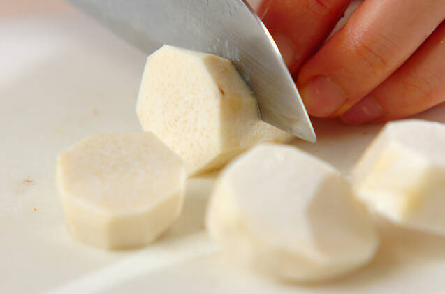 里芋のみそ汁の作り方の手順1