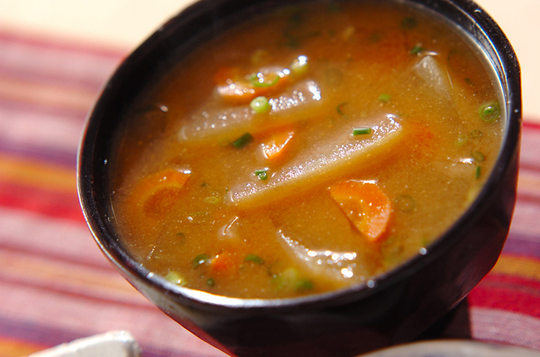 お椀に入った冬瓜とにんじんの味噌汁