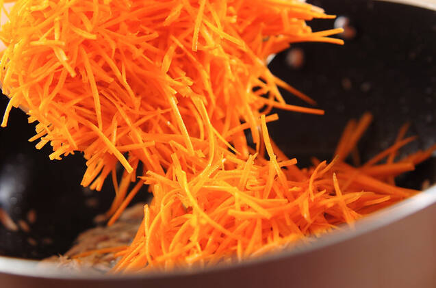 お箸とまらない！にんじんしりしりの作り方の手順2