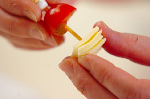 プチトマトのチーズはさみの作り方の手順2
