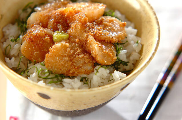 丼に盛り付けられた帆立貝柱のごまづけ丼