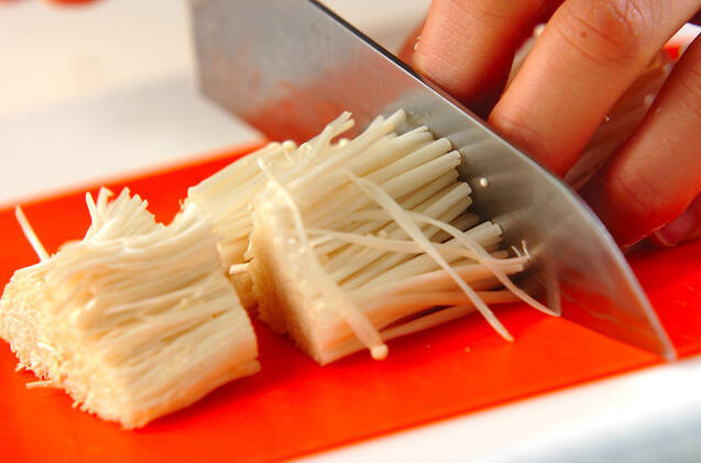 卵とエノキのトロミ汁の作り方の手順2