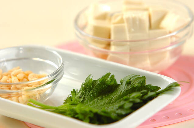 豆腐と大葉の合わせみそ汁の作り方の手順1