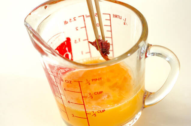 桜入りだし巻き卵の作り方の手順1