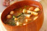 豆腐とワカメの赤だし汁