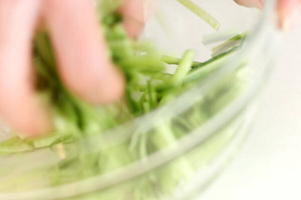 キュウリのゴマ白酢和えの作り方の手順1